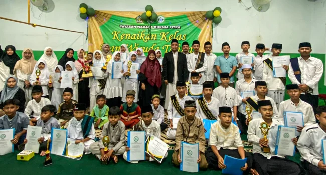 Santri dan anak didik Al-Fitra pada kegiatan kenaikan kelas dan wisuda