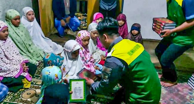 Kegiatan berbagi Al-Fitra bersama anak-anak