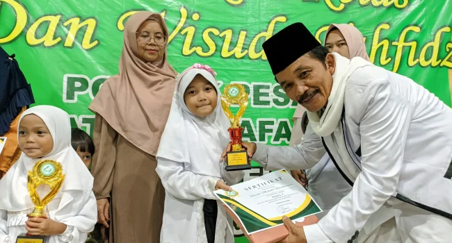 Santri Al-Fitra menerima penghargaan dalam kegiatan wisuda