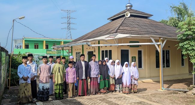Gedung dan santri Pesantren Al-Fitra