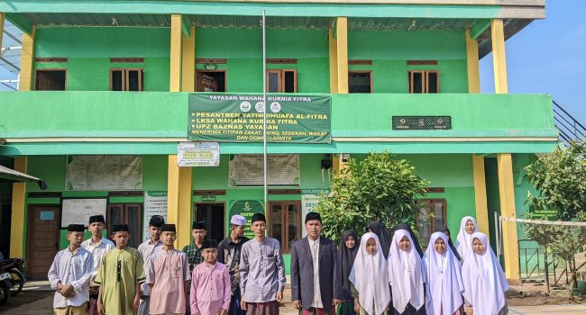 Santri dan pengurus di depan Pesantren Al-Fitra