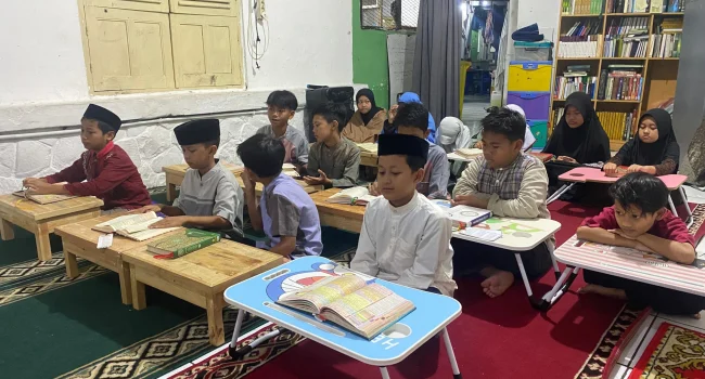 Kegiatan belajar santri Al-Fitra