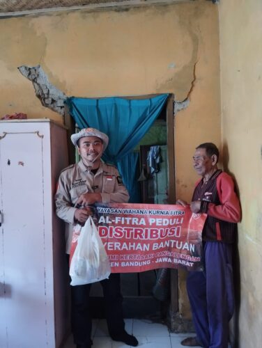 Penyaluran bantuan Al-Fitra Peduli kepada warga